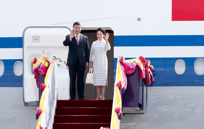 习近平抵达曼谷出席亚太经合组织第二十九次领导人非正式会议并对泰国进行访问